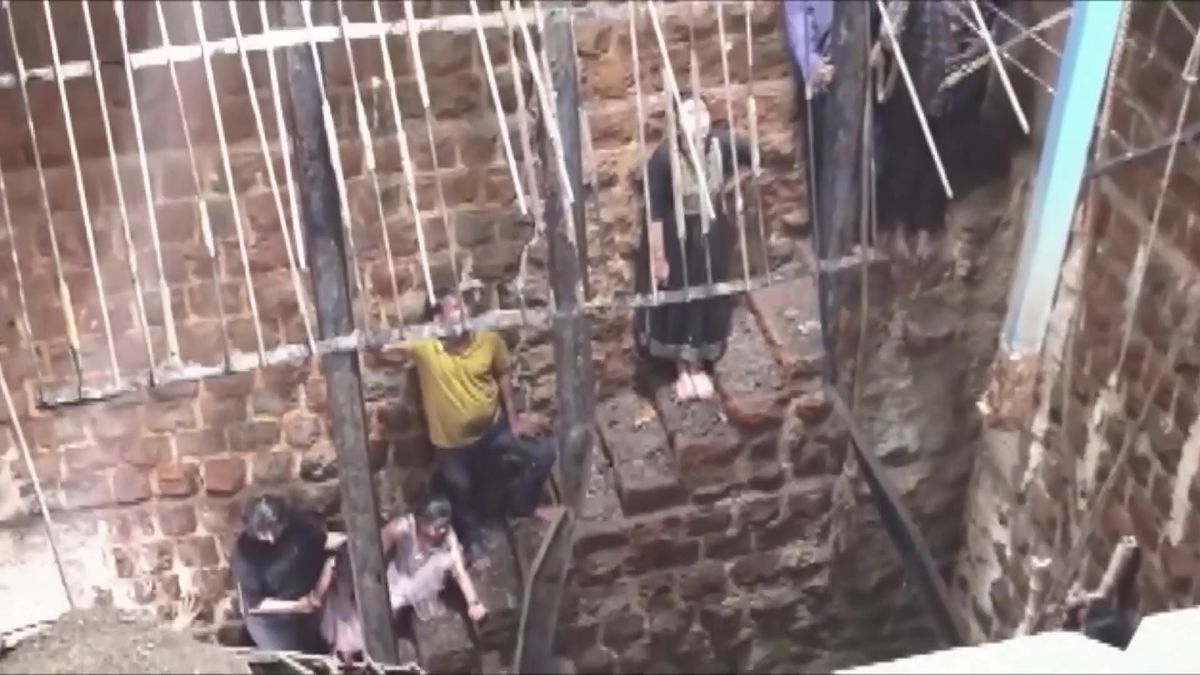 Video: Část chrámu se zřítila a lidé popadali do studny